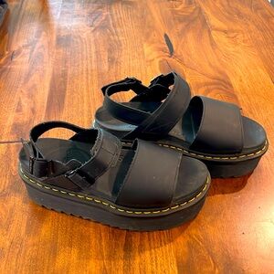 Women’s Dr.Martens Voss leather platform sandal in black.